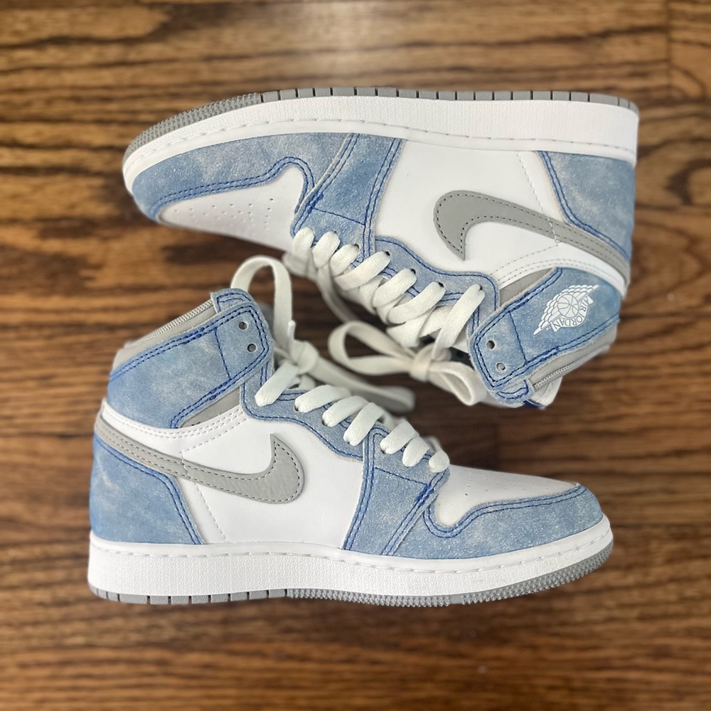 Jordan 1 Retro High
Hyper Royal Smoke Grey